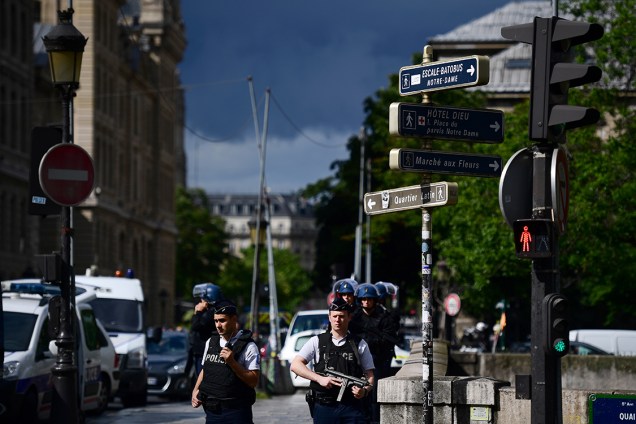 Policiais franceses fazem patrulha nos arredores da Catedral de Notre Dame, após tentativa de ataque com um martelo em frente à igreja - 06/06/2017