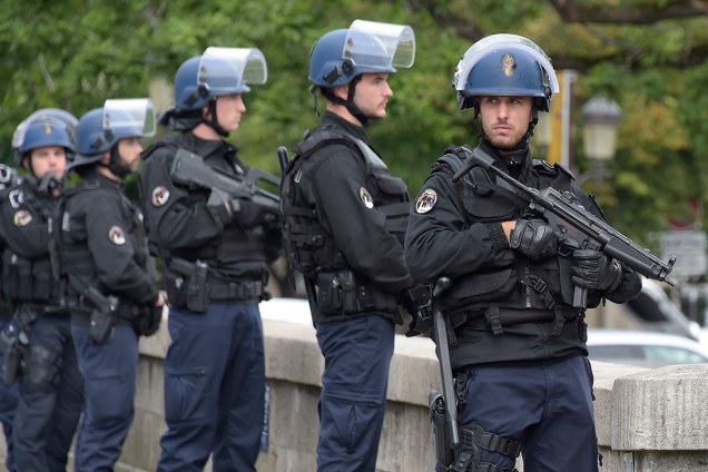 Policiais franceses fazem patrulha nos arredores da Catedral de Notre Dame, após tentativa de ataque com um martelo em frente à igreja - 06/06/2017