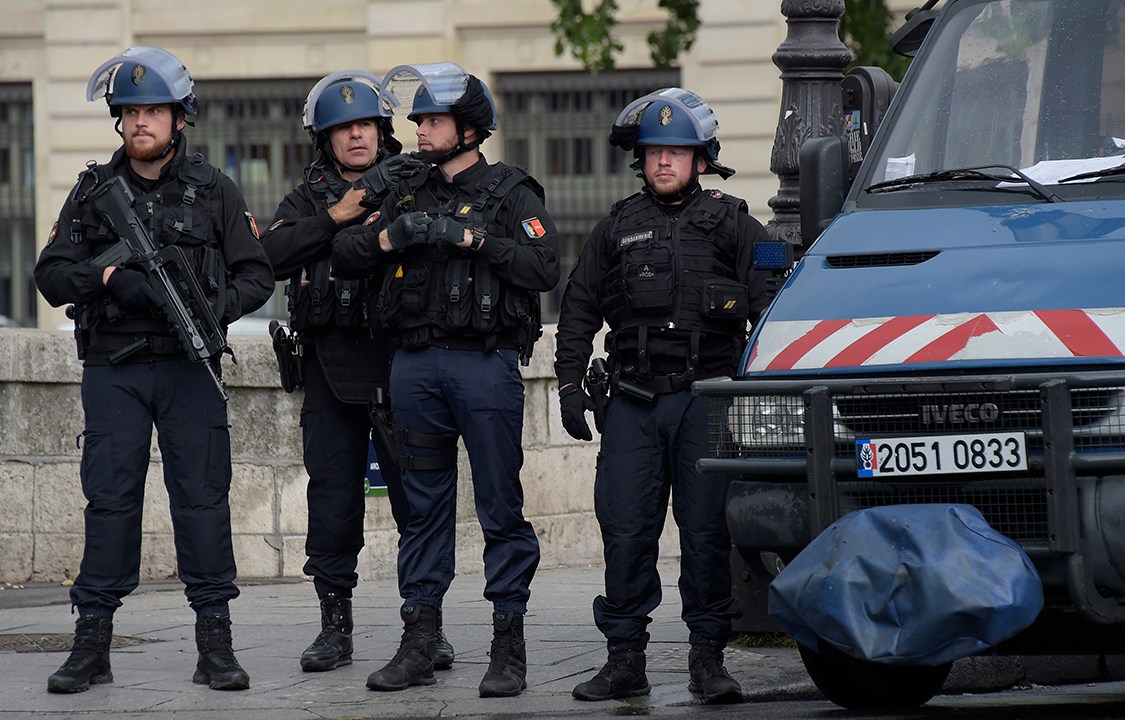 Policiais franceses fazem patrulha nos arredores da Catedral de Notre Dame, após tentativa de ataque com um martelo em frente à igreja