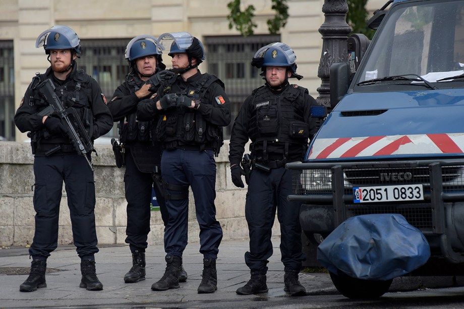 Policiais franceses fazem patrulha nos arredores da Catedral de Notre Dame, após tentativa de ataque com um martelo em frente à igreja  - 06/06/2017