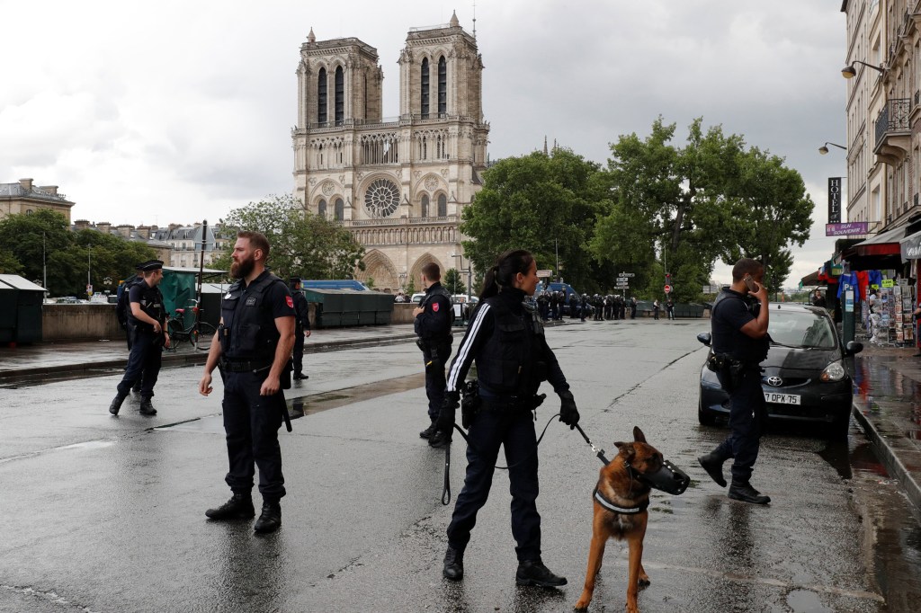 Polícia em frente à Catedral de Notre Dame