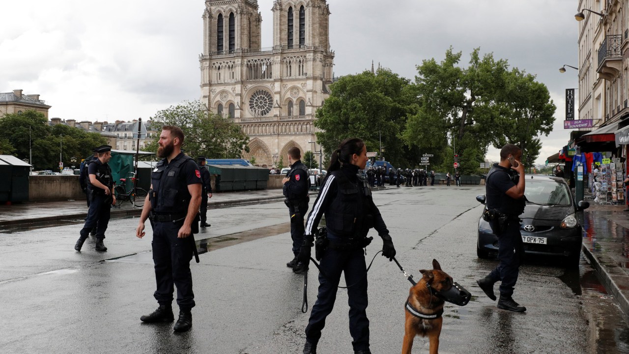 Polícia em frente à Catedral de Notre Dame