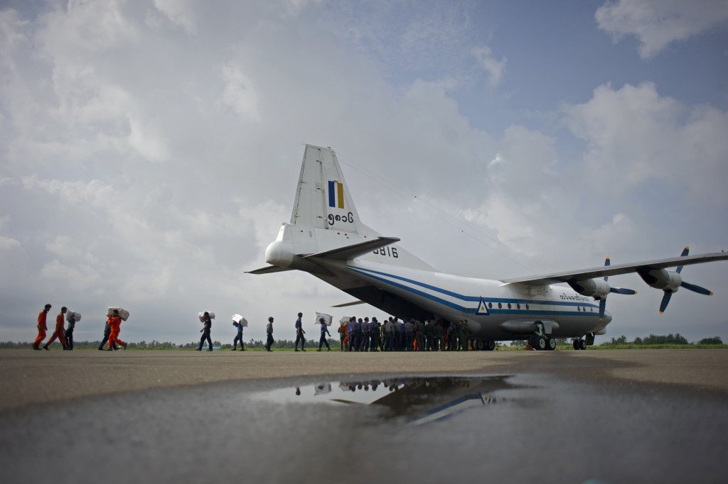 Aeronave desaparece em Mianmar