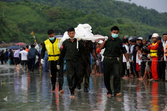 Militares carregam os cadáveres dos passageiros de um avião militar que caiu em Launglon, Mianmar - 08/06/2017