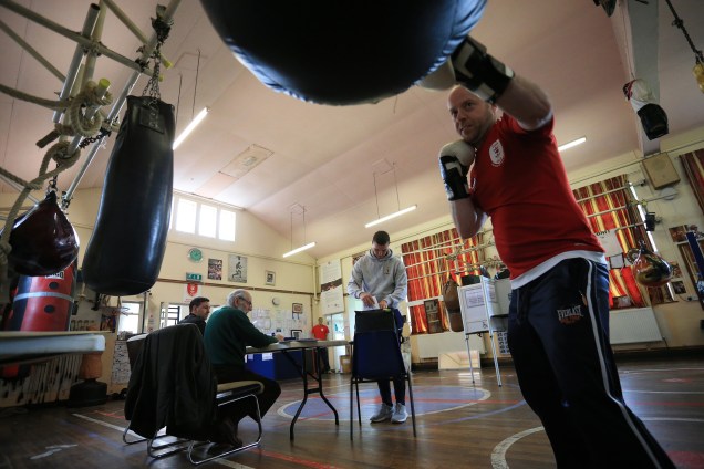 Ingleses votam em urna adaptada dentro de uma academia de boxe em Kingston-Upon-Hull, no norte da Inglaterra.