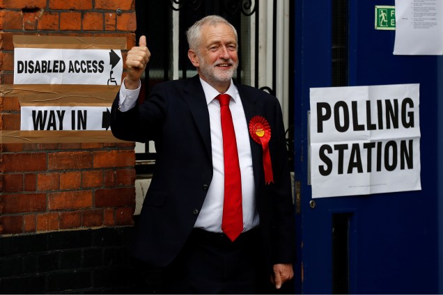 Líder da oposição britânica Jeremy Corbyn, chegando para a votação.