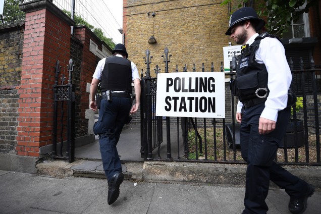 Policiais de Londres entram para votar nas eleições gerais da Inglaterra