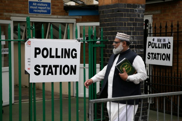 Eleitor chegando para votar nas eleições gerais do Reino Unido em um centro muçulmano, em Ilford, Londres.