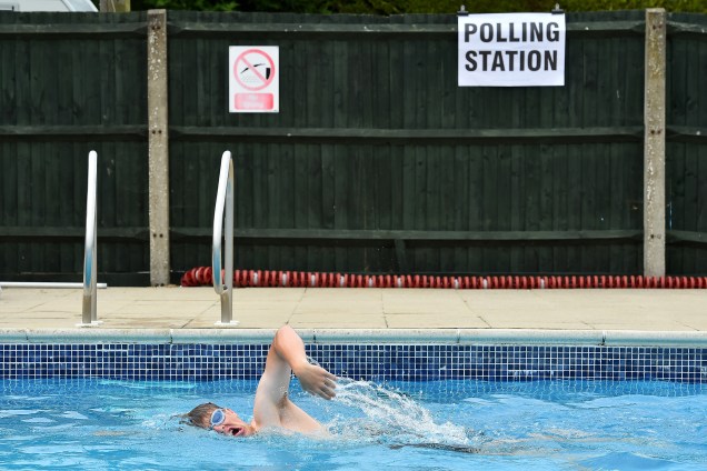 Inglês nada durante a votação das eleições gerais do Reino Unido, na piscina de Arundel Lido, sul da Inglaterra.