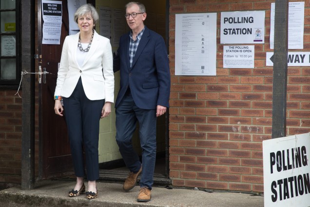 A primeira Ministra e líder do Partido Conservador, Theresa May deixa o local de votação acompanhada do marido em Sonning, perto de Maidenhead, na Inglaterra - 08/06/2017