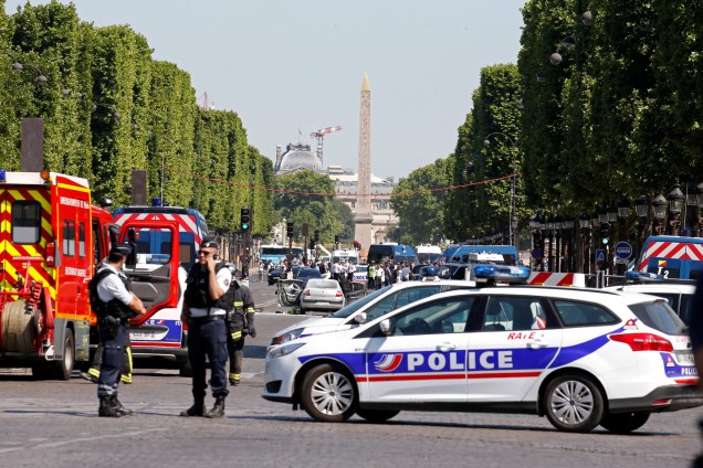 Policiais e bombeiros realizam operação na Avenida Champs Élysées após um incidente com uma van no centro de Paris, na França - 19/06/2017
