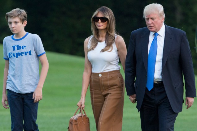 O presidente dos Estados Unidos, Donald Trump, a primeira-dama Melania Trump e seu filho Barron Trump chegam à Casa Branca em Washington - 11/06/2017
