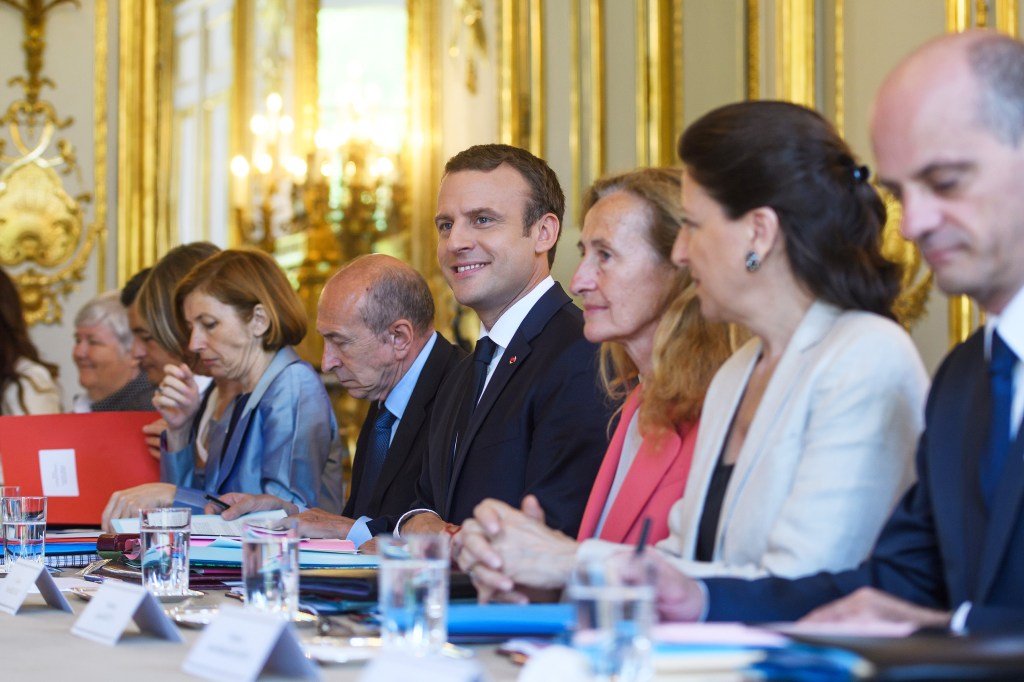 Emmanuel Macron se reúne com ministros