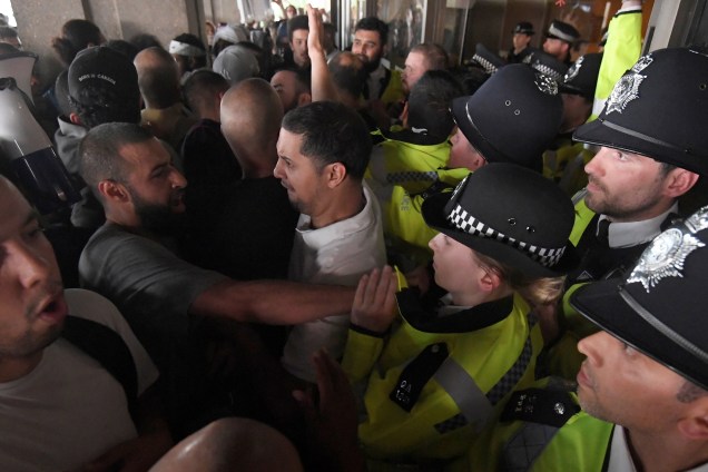 Manifestantes entram em confronto com a polícia na Câmara de Kensington durante protesto que pede justiça às vítimas do incêndio na Grenfell Tower, em North Kensington, Londres - 16/06/2017
