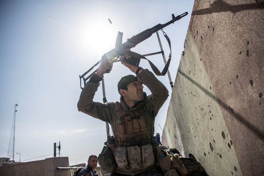 Soldado iraquiano atira contra base do Estado Islâmico, a oeste de Mosul, no Iraque
