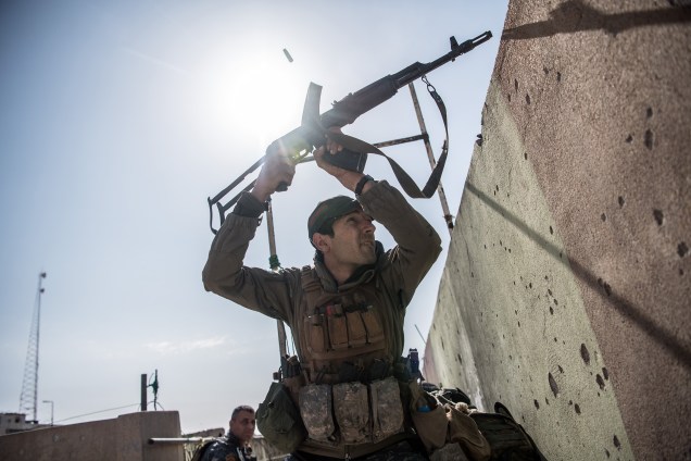 Soldado iraquiano atira contra base do Estado Islâmico, a oeste de Mosul, no Iraque