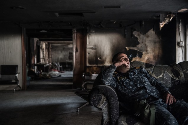 Soldado iraquiano descansa após ofensiva que retomava Mosul do Estado Islâmico, no Iraque
