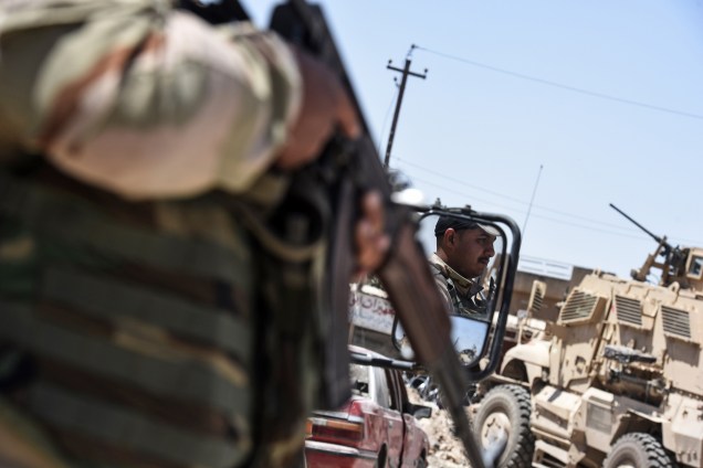 Forças iraquianas patrulham as ruas perto da velha cidade de Mosul, durante a ofensiva em curso para retomar o último distrito ainda detido pelo Estado islâmico.