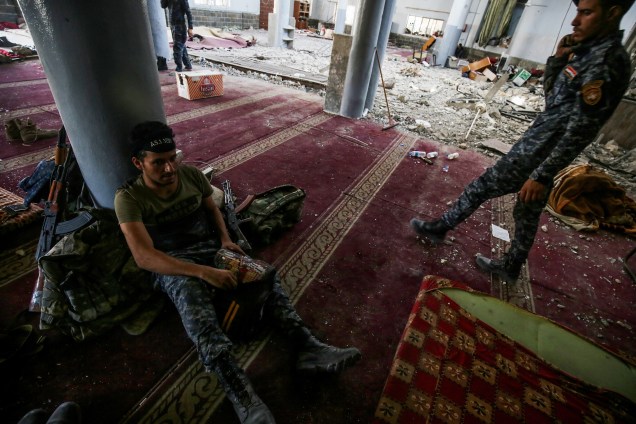 Soldado do exército do Iraque descansa em uma mesquita do século XIX, parcialmente destruída, durante ofensiva para retomar a cidade de Mosul, antes ocupada pelo Estado Islâmico