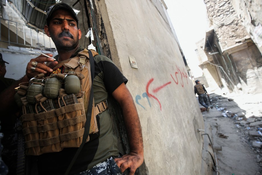 Soldado do exército iraquiano guarda área antes tomada pelo Estado Islâmico, na cidade de Mosul