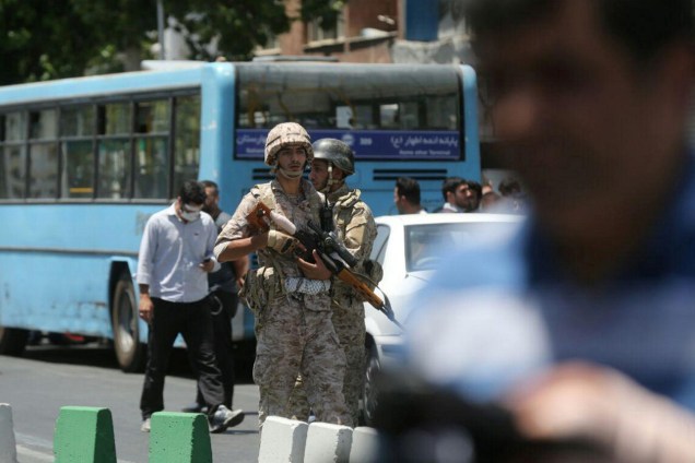 Membros das forças iranianas realizam operação durante ataque terrorista ao Parlamento iraniano no centro de Teerã - 07/06/2017