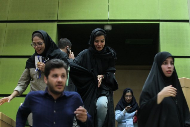 Mulheres são vistas dentro do parlamento durante um ataque no centro de Teerã, no Irã - 07/06/2017