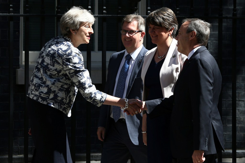 Inglaterra: Theresa May assina acordo com DUP, da Irlanda do Norte