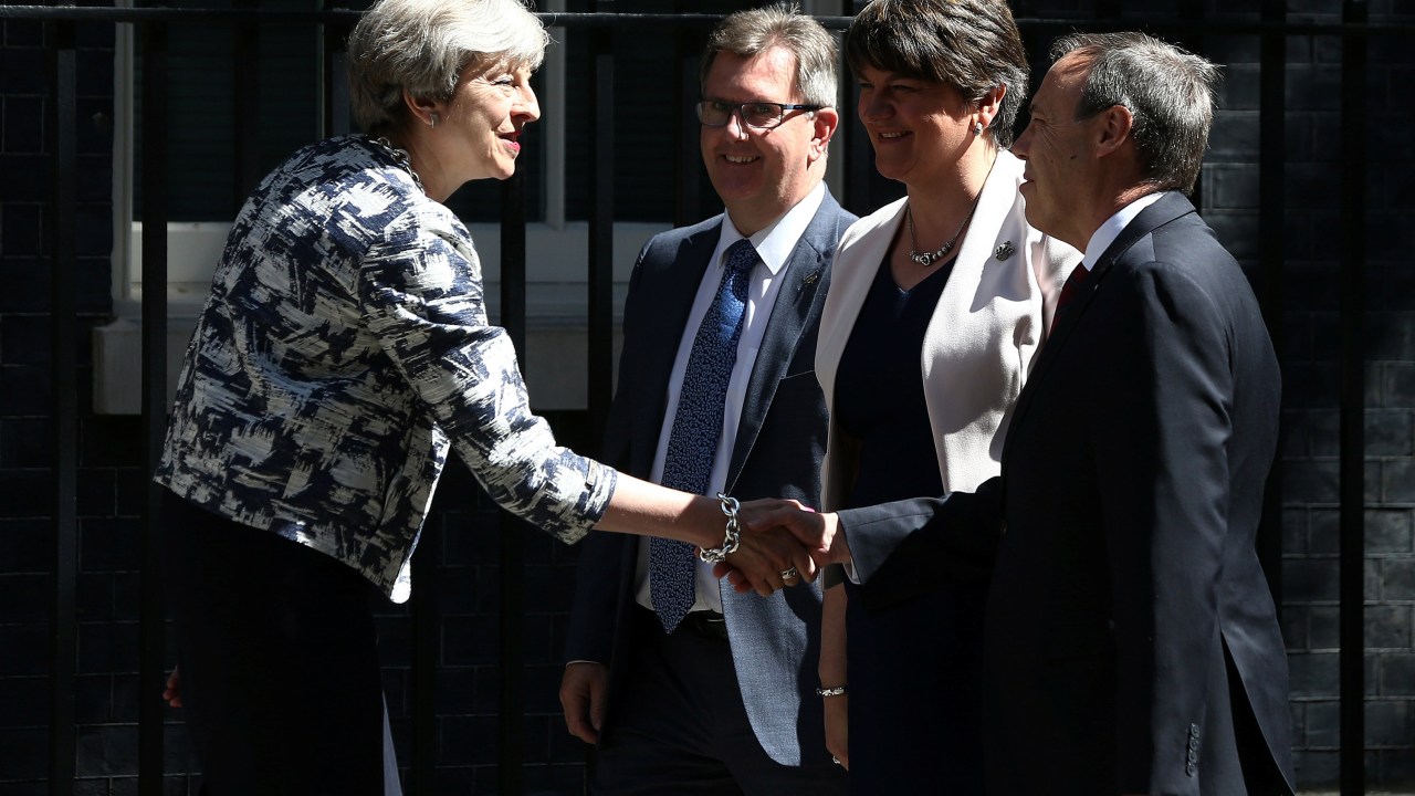 Inglaterra: Theresa May assina acordo com DUP, da Irlanda do Norte