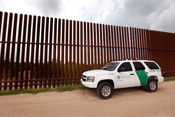 RIO GRANDE VALLEY (Texas) - Trecho de cerca para pedestres - Extensão: 508 km, às margens do Rio Grande - Agentes: 2.150 - Apreensões: 186.830 (24,80% mexicanos)