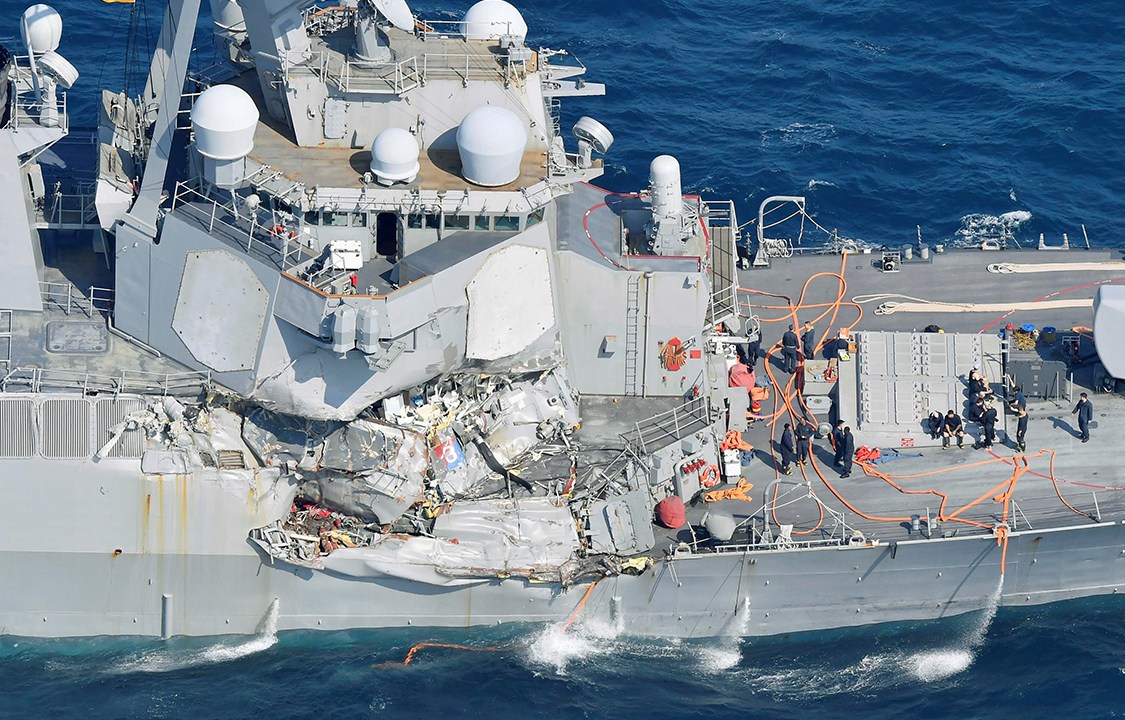 Foto mostra navio USS Fitzgerald parcialmente destruído após colisão que deixou pelo menos 7 desaparecidos