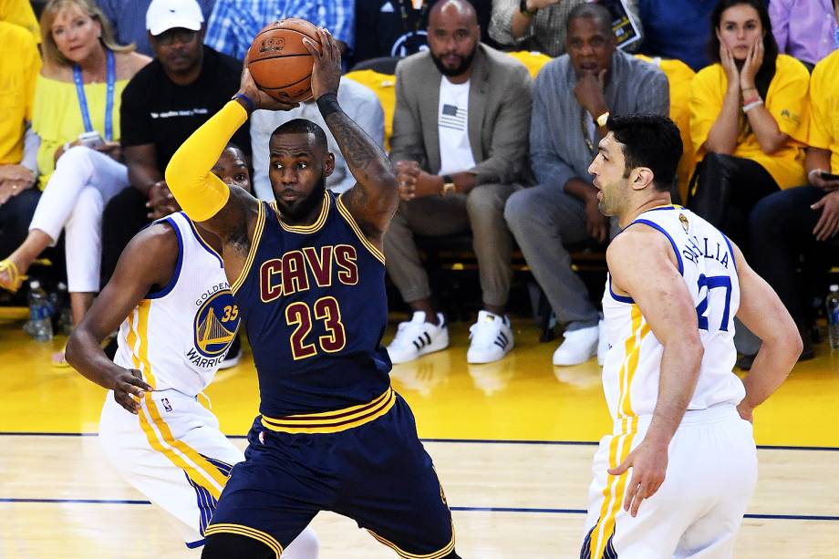 LeBron James durante o primeiro jogo da final da NBA entre Golden State Warriors e Cleveland Cavaliers- 01/06/2017