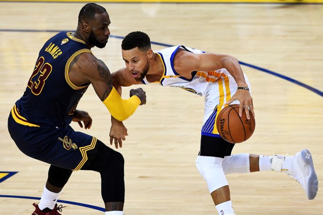 LeBron James e Stephen Curry durante o primeiro jogo da final da NBA entre Golden State Warriors e Cleveland Cavaliers- 01/06/2017