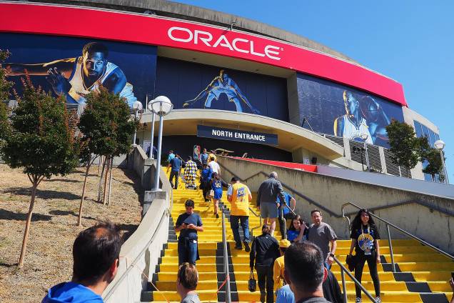 Público chega na Oracle Arena para ver o Golden State Warriors e Cleveland Cavaliers, na quarta partida da final da NBA - 12/06/2017 Público chega na Oracle Arena para ver o Golden State Warriors e Cleveland Cavaliers, na quarta partida da final da NBA - 12/06/2017