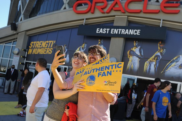 Público chega na Oracle Arena para ver o Golden State Warriors e Cleveland Cavaliers, na quarta partida da final da NBA - 12/06/2017