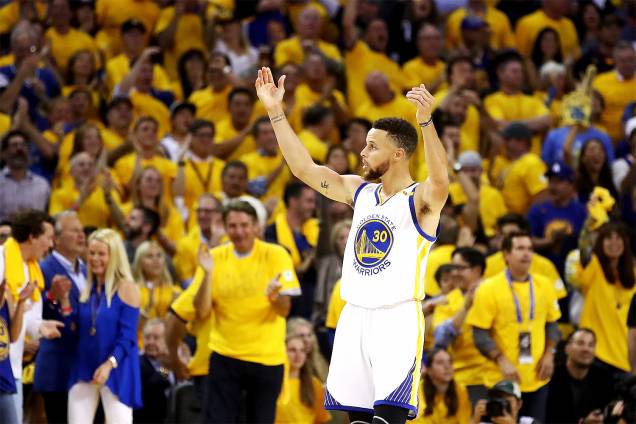 Stephen Curry do Golden State Warriors comemora durante partida contra Cleveland Cavaliers no jogo 5 das finais da NBA - 12/06/2017
