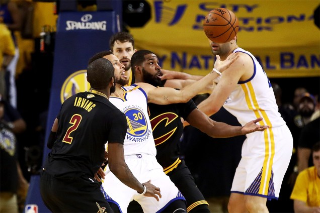 Stephen Curry do Golden State Warriors recebe o Cleveland Cavaliers para a segunda partida da final da NBA - 04/06/2017