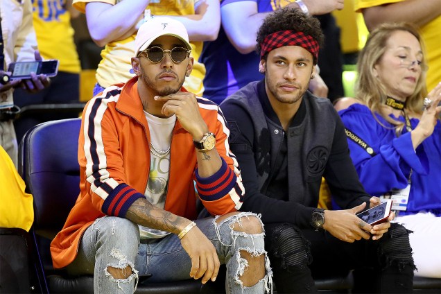 O piloto Lewis Hamilton e o jogador Neymar assistem a segunda partida da final da NBA, entre o Golden State Warriors e o Cleveland Cavaliers 04/06/2017