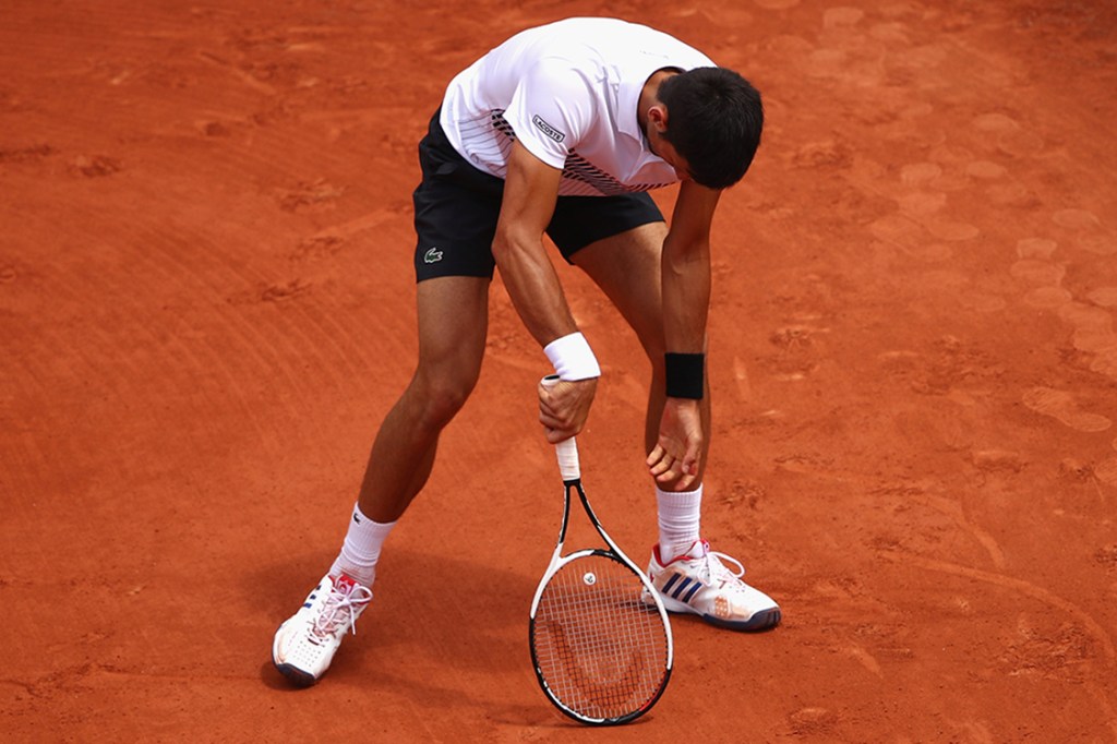 Tenista Novak Djokovic lamenta perda após partida contra o austríaco Dominic Thiem, válida pelo torneio Roland Garros, em Paris