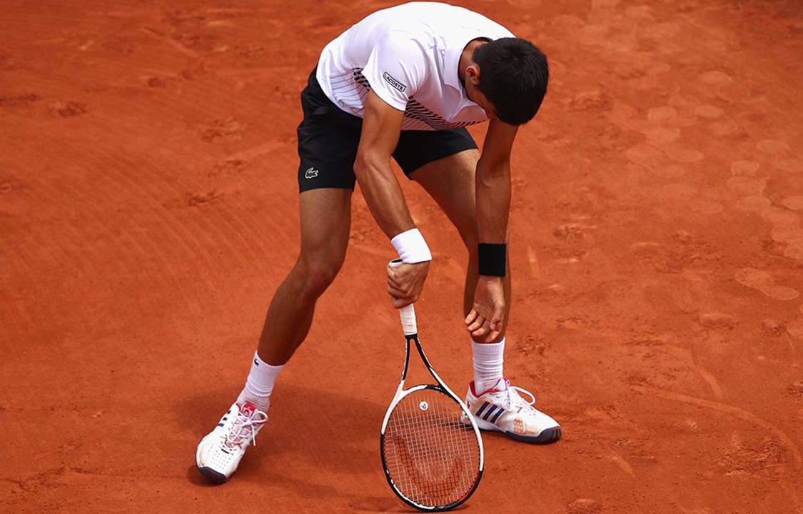 Tenista Novak Djokovic lamenta perda após partida contra o austríaco Dominic Thiem, válida pelo torneio Roland Garros, em Paris