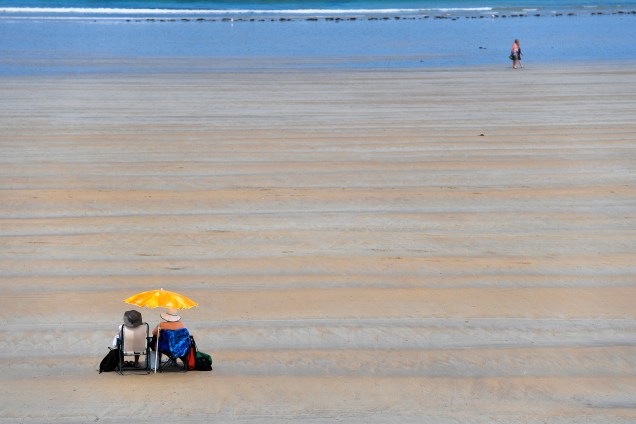 Banhistas desfrutam do calor europeu na praia de Saint-Malo, no oeste da França - 20/06/2017