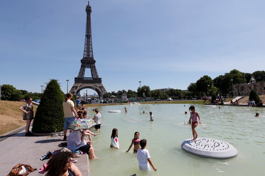 Franceses aproveitam o calor da europa para se refrescar na fonte Trocadero, próxima a torre Eiffel - 19/06/2017