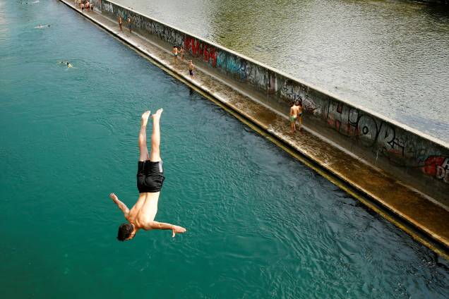 Homem salta de uma ponte direto para o rio Limmat, aproveitando as altas temperaturas do verão europeu, em Zurich na Suíça - 21/06/2017 Homem salta de uma ponte direto para o rio Limmat, aproveitando as altas temperaturas do verão europeu, em Zurich na Suíça - 21/06/2017
