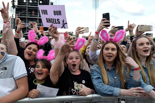 Fãs da cantora Ariana Grande durante o show beneficente One Love Manchester  - 04/05/2017