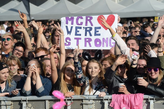 Fãs da cantora Ariana Grande durante o show beneficente One Love Manchester  - 04/05/2017