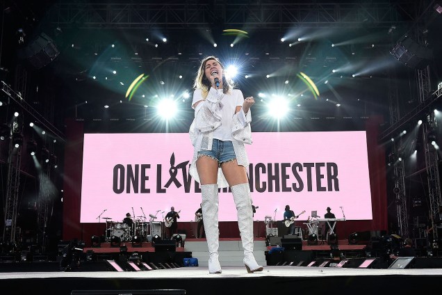 Miley Cyrus durante show beneficente One Love Manchester - 04/05/2017