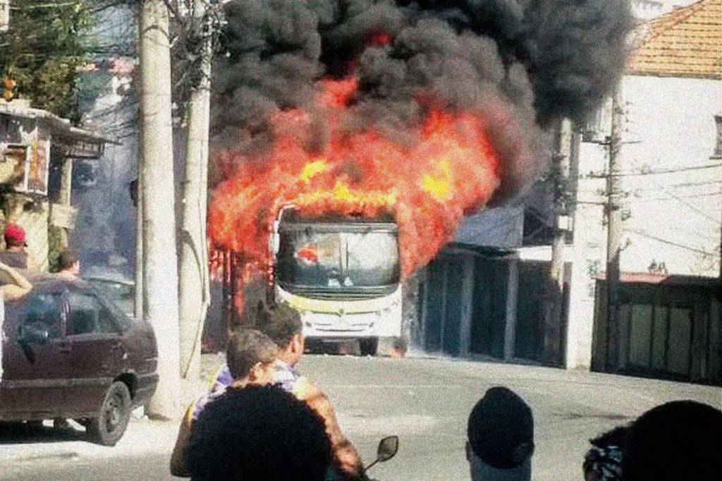 FOGO – Ônibus incendiado em arrastão: tática do medo