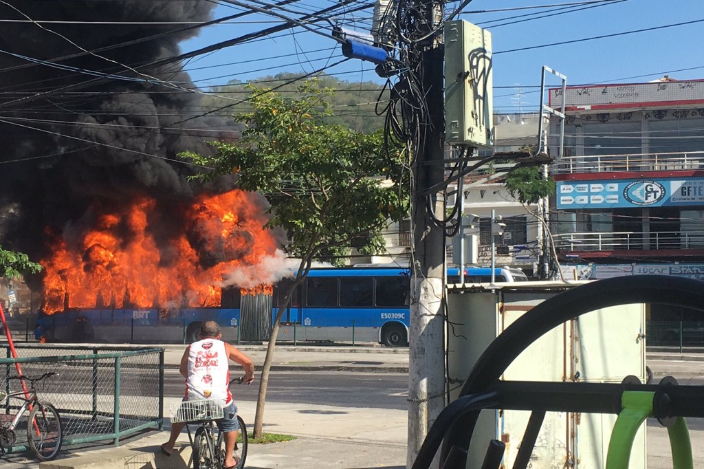 BRT incendiado no Rio