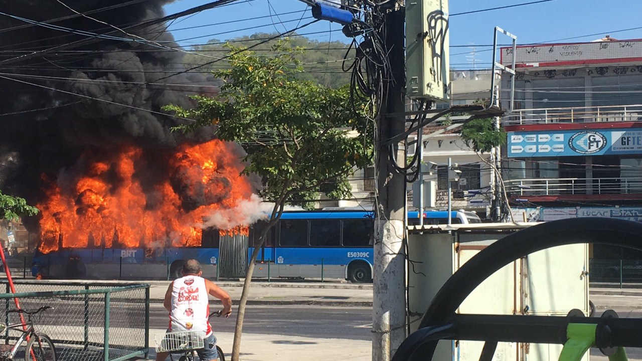 BRT incendiado no Rio