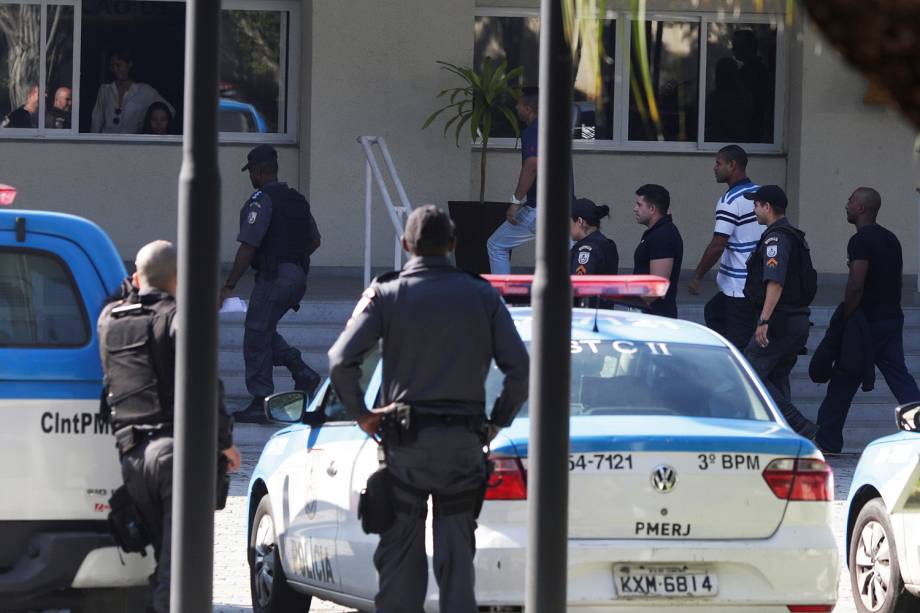 Movimentação na Cidade da Polícia, no Jacaré, na zona norte do Rio de Janeiro. A Operação Calabar denunciou à Justiça 96 policiais do 7º Batalhão de Polícia Militar (São Gonçalo) e outros 71 traficantes da região, informou o MP-RJ em nota. - 29/06/2017
