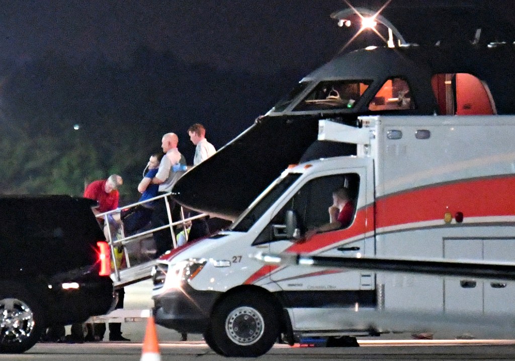 Otto Warmbier é transferido de um avião para uma ambulância no aeroporto de Lunken, em Cincinnati, Ohio